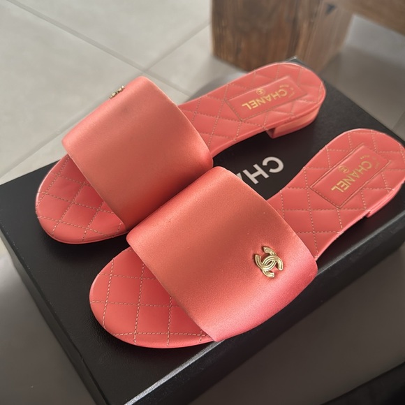 Authentic 22P Chanel satin sandals - Picture 4 of 12